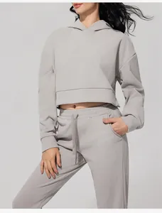 Detalle de la sudadera con capucha acanalada y joggers a juego para mujer en gris claro