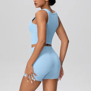 Achteraanzicht van lichtblauwe yogaset met een korte tanktop en short met hoge taille