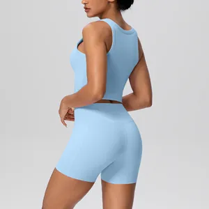 Zijaanzicht van lichtblauwe yoga-set met sporttanktop en korte broek voor vrouwen