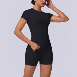 Detail van zwart naadloos yogasetje met nauwsluitende top met korte mouwen en hoge taille
