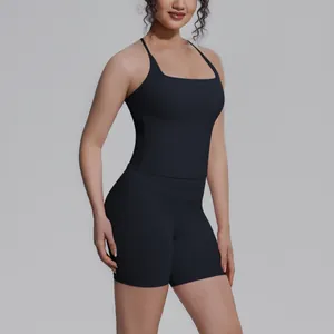 Detailweergave van de nauwsluitende snit van deze zwarte yoga set voor dames met short