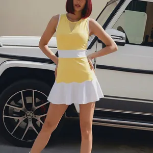 Abito da tennis sportivo bicolore giallo e bianco con inserto in rete sullo scollo