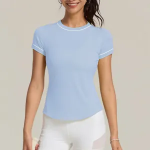 T-shirt sportiva da donna azzurra ad asciugatura rapida con dettagli bordati bianchi