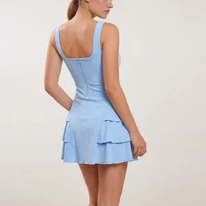 Vue arrière d'une robe de tennis bleu clair avec ourlet à volants et fermeture éclair