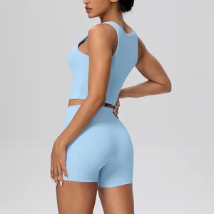 Zijaanzicht van een lichtblauw yogaset met tanktop en sportshorts met hoge taille