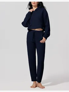Detalle del conjunto de chándal con capucha de pana azul marino para mujer para otoño.