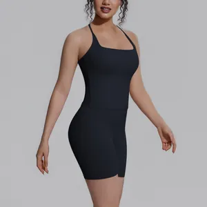 Zwarte tweedelige yogaset met een racerback tanktop en een korte broek met hoge taille