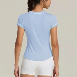 Vista posteriore di una donna che indossa una maglietta sportiva azzurra a maniche corte.
