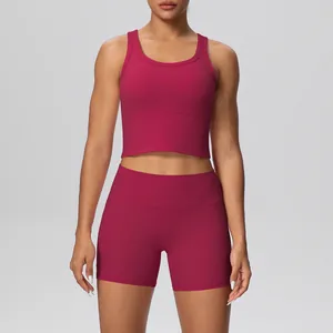 Gedetailleerd vooraanzicht van een wijnrode sportbeha en yogashort-set voor dames