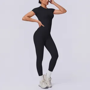 Detailansicht eines schwarzen nahtlosen Yoga-Sets mit kurzärmeligem Oberteil und Leggings