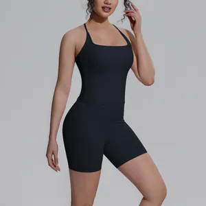 Detail van zwart sneldrogend yoga-set voor dames met een tanktop en een korte broek