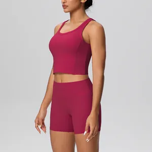 Zij-aanzicht van een magenta yoga-set met sportbeha en korte broek met zakken