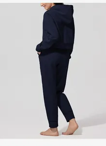 Vista posterior detallada del conjunto de sudadera con capucha y jogger acanalado azul marino