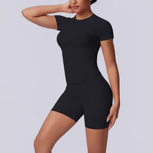 Zwarte naadloze yoga set met korte mouwen top en hoge taille shorts voor fitness