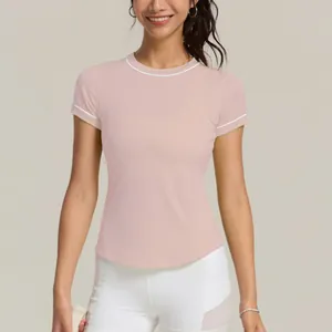 T-shirt sportiva slim fit ad asciugatura rapida da donna rosa con bordi bianchi sottili