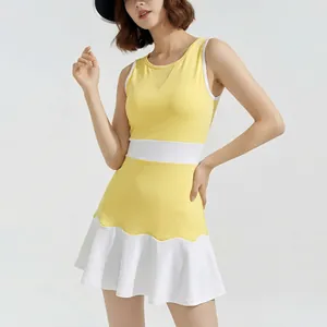 Abito da tennis sportivo da donna giallo e bianco con gonna a pieghe svasata ed elegante