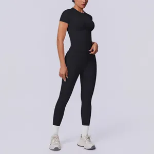 Professionelles Model in einem schwarzen, nahtlosen, kurzärmeligen Yoga-Set mit Leggings