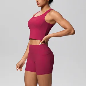 Professioneel zijaanzicht van de magenta yogaset met sportbeha en fitnessbroek