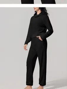 Conjunto de estar por casa negro de punto de gofre para mujer con jersey de cuello alto.