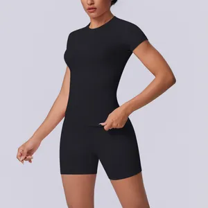 Professioneel detail van de zwarte naadloze yoga-set met korte mouwen en hoge taille.