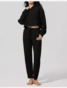Chándal negro de pana acanalada para mujer con sudadera con capucha y pantalón