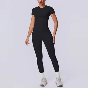 Vollansicht des professionellen schwarzen nahtlosen Yoga-Sets für Damen mit Kurzarm und Leggings