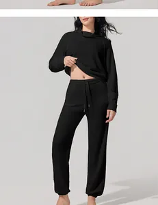 Conjunto de descanso negro de punto gofrado con sudadera de cuello alto y joggers de cintura
