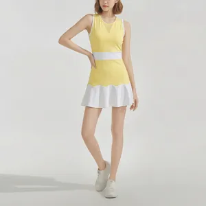 Dettaglio a figura intera del design dell'abito da tennis giallo e bianco con rete