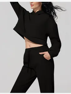 Vista de detalle del conjunto de sudadera con capucha y jogger de pana negra mujer.