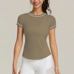 Dettaglio di t-shirt sportiva verde oliva con profili bianchi su scollo e maniche.