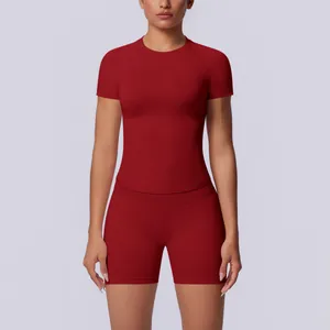 Nauwsluitende naadloze rode yogaset met top met korte mouwen en hoge taille short.