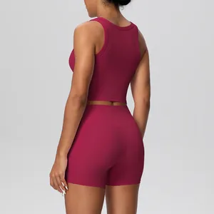 Gedetailleerd achteraanzicht van een bordeauxrode yogaset met sportbeha en korte broek