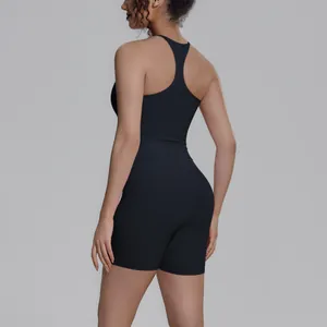 Achteraanzicht van zwarte dames sportbeha en shorts yoga set voor fitness