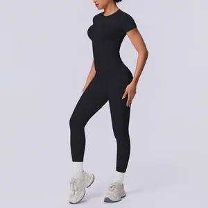 Seitenansicht des nahtlosen schwarzen Yoga-Oberteils und der passenden Leggings für Damen