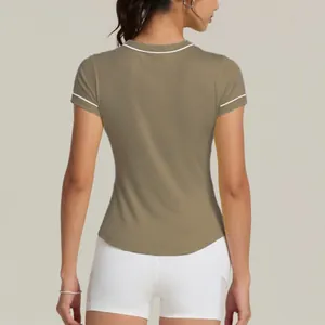 Dettaglio della vista posteriore della t-shirt sportiva verde oliva da donna ad asciugatura rapida.