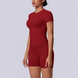Hoogwaardige naadloze rode yogaset met nauwsluitend shirt met korte mouwen en short