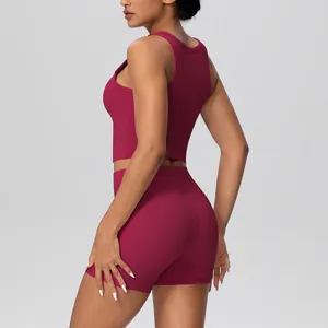 Detailweergave van een wijnroode yogaset met sportshort met hoge taille en sport-bh