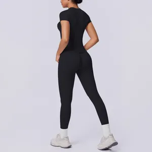Schwarzes nahtloses Yoga-Set mit Kurzarm-Top und Leggings mit Pfirsich-Po-Effekt
