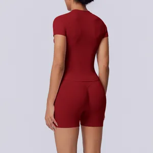 Achteraanzicht van een donkerrode yogaset met hoge taille en naadloze gebreide textuur