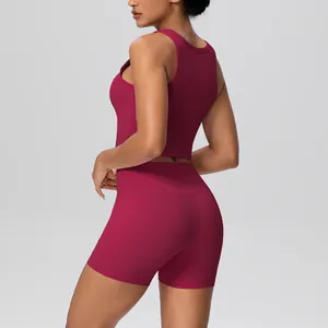 Gedetailleerd zij-achteraan zicht van wijnrode sporttop en yoga short set met zak