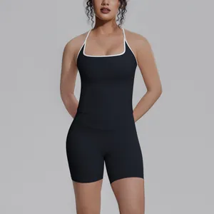 Detail van een zwarte sportset met racerback top en een strakke korte broek.