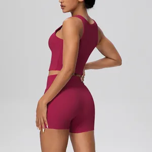 Gedetailleerd zijaanzicht van een magenta yoga set met sporttop en korte broek dames