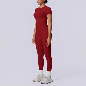 Professionelles zweiteiliges nahtloses rotes Yoga-Set mit Kurzarm-Top und Leggings