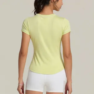 Vista posteriore della maglietta sportiva da donna verde lime traspirante a secco rapido