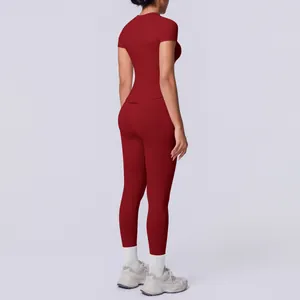 Rückansicht eines dunkelroten nahtlosen Yoga-Sets mit Kurzarm-Oberteil und Leggings