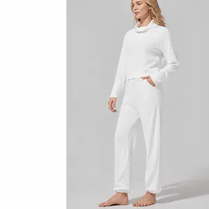 Conjunto deportivo de dos piezas en punto de gofre blanco con jersey de cuello alto y joggers
