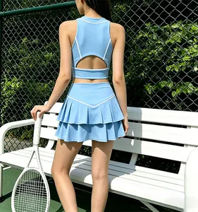 Vista trasera de top de yoga azul claro sin espalda y conjunto de falda de tenis