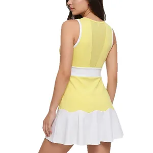 Abito da tennis giallo e bianco con schiena in rete e orlo svasato per lo sport