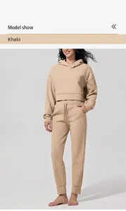 Detalle del conjunto de sudadera con capucha de pana caqui y pantalones para mujer