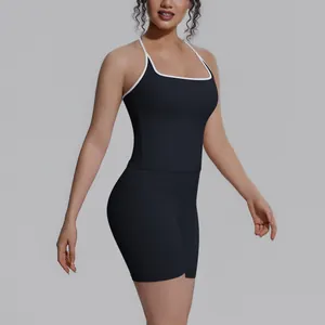 Zwarte yogaset voor dames met sporttop en strakke short voorzien van witte bies